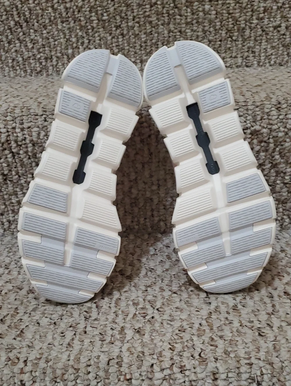 On Running Women's Cloud 6 Shoes in Salt/Gardenia, Size 7.5